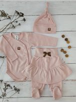 Uniwersalny-komplet-niemowlecy–z-czapeczka.-Rozowy,-bawelniany-zestaw-dla-noworodka.-Body,-spodnie-z-falbanka,-czapeczka-na-wyjscie-ze-szpitala.-Pomysl-na-prezent-dla–noworodka-dla-dziewczynki.