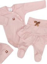 Uniwersalny-komplet-niemowlecy–z-czapeczka.-Rozowy,-bawelniany-zestaw-dla-noworodka.-Body,-spodnie-z-falbanka,-czapeczka-na-wyjscie-ze-szpitala.-Pomysl-na-prezent-dla–noworodka-dla-dziewczynki. (1)