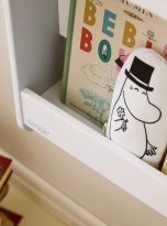 pol_pl_Kids-Concept-Wiszaca-polka-na-ksiazki-MOOMIN-35554_3