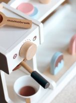 Drewniana-lodziarnia-z-ekspresem-do-kawy-kawiarnia-z-akcesoriami-Mamabrum-Marka-Mamabrum