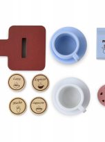 Drewniany-Ekspres-do-Kawy-Na-Kapsulki-Zabawa-w-Bariste-Bezpieczna-Zabawka-Kod-producenta-MAM134-COFFEE-MAKER