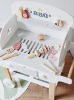 Drewniany-Grill-Dla-Dzieci-NUNUKIDS-Grillowanie-BBQ-Duzy-Zestaw-Akcesoriow-Kod-producenta-DREWNIANY-GRILL-DLA-DZIECI-AKCESORIA