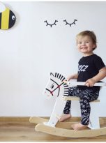 Drewniany-Kon-Na-Biegunach-Konik-z-Barierkami-12m-Zabawka-Dla-Dzieci-Eko-Glebokosc-produktu-26-5-cm