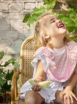 pol_pl_Elodie-Details-Sliniaczek-Embroidery-Anglaise-Pink-35436_2