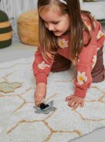 dywan-bawelniany-do-zabawy-pollination-planet-bee-lorena-canals (2)