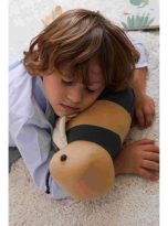 poduszka-pszczola-buzzy-bee-planet-bee-lorena-canals (1)