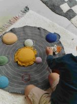 zestaw-zabawek-uklad-sloneczny-mom-i-want-to-be-an-astronaut-lorena-canals (1)