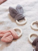 jollein-gryzak-silikonowy-bunny-ears-rosewood (1)