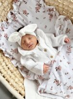 pol_pl_Komplet-letni-poduszka-z-falbanka-i-otulacz-MUSLIN-LITTLE-FLOWERS-2211_2