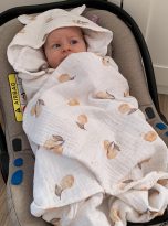 pol_pl_Muslinowy-otulacz-z-kapturkiem-do-fotelika-letni-2563_5