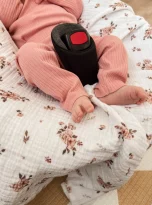 pol_pl_Muslinowy-otulacz-z-kapturkiem-do-fotelika-letni-LITTLE-FLOWERS-2497_3