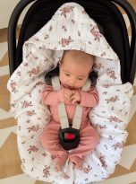 pol_pl_Muslinowy-otulacz-z-kapturkiem-do-fotelika-letni-LITTLE-FLOWERS-2497_4
