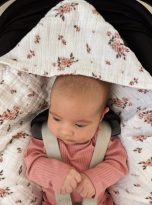 pol_pl_Muslinowy-otulacz-z-kapturkiem-do-fotelika-letni-LITTLE-FLOWERS-2497_6