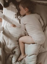 pol_pl_POSCIEL-MUSLINOWA-z-falbanka-120×90-kolderka-poduszka-WYPELNIENIE-1798_11