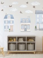 Naklejki-na-sciane-dla-dzieci-domki-miasto-chmurki-niebieskie-blekitne-Dlugosc-300-cm