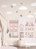 Naklejki-na-sciane-dla-dzieci-domki-miasto-chmurki-rozowe-pastele-Marka-Wally-Fox